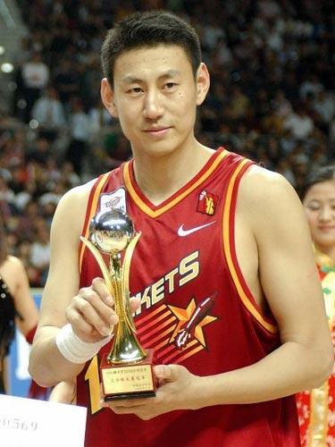 离开八一队，选择自主择业的李楠每个月能领到多少退役金？