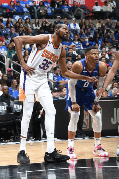 最后时刻杜兰特被凶狠撞倒后 KD冲威少开玩笑：我不想惹麻烦 地痞