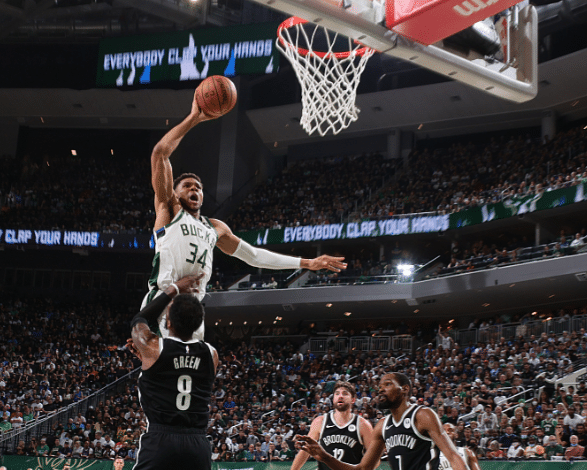 不惜一切代价！看看雄鹿主帅赛后的发言，欧文受伤就不奇怪了