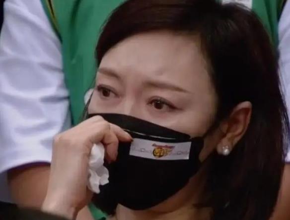 广东夺冠，易建联为何没有奖牌？赛季报销的他能拿到夺冠奖金吗？