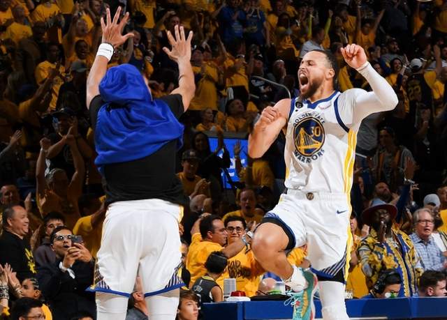 1分险胜！勇士或创77年神迹，库里刷4纪录怒吼欢庆，国王绝望离场