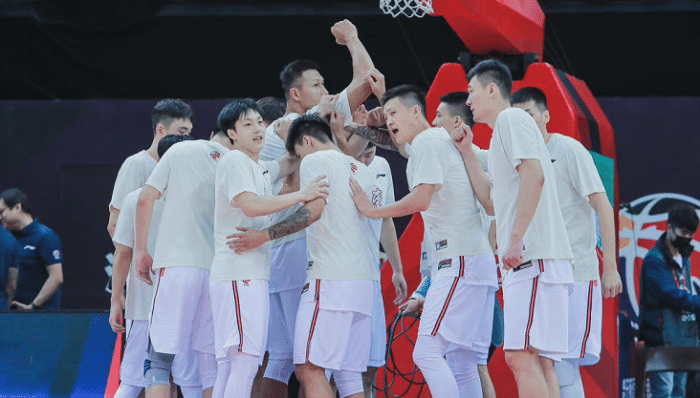 易建联轮休！揭幕战被顶到大腿后冰敷，杜锋使用阿联策略出炉