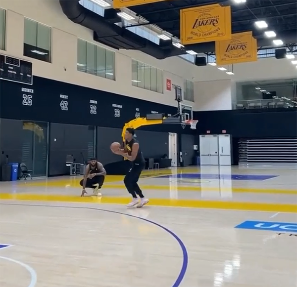 詹姆斯八村垒合练曝光！老詹蹲着看队友苦练三分 晒里夫斯疯狂扣篮