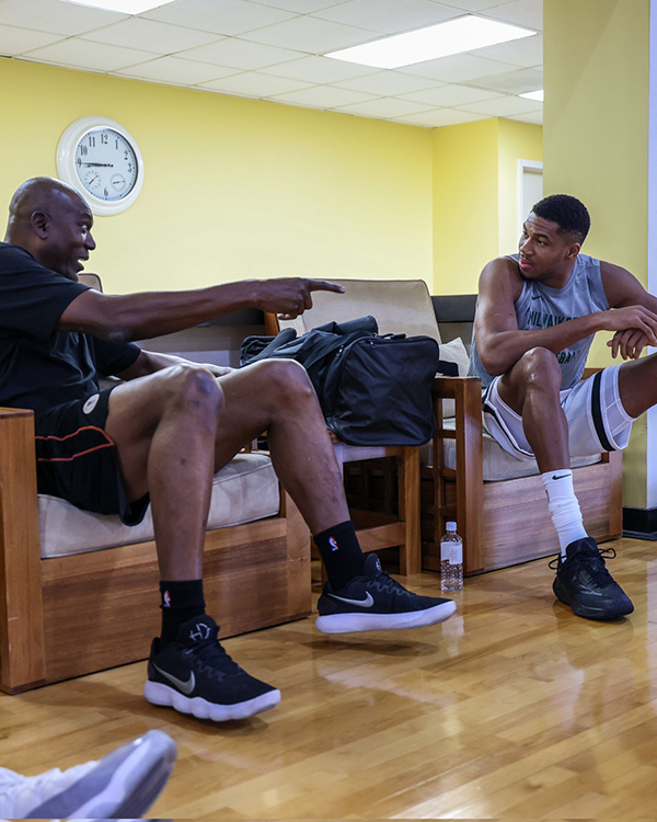 字母哥晒合影感谢奥拉朱旺 火箭名宿狂赞：我很荣幸和他一起训练