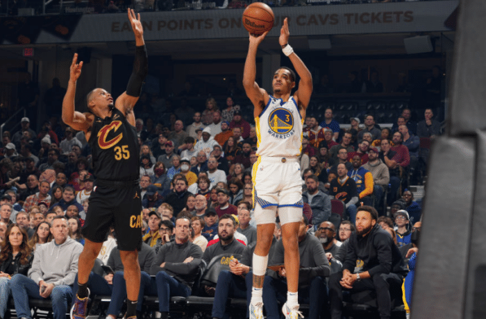 勇士23记三分射穿骑士：残阵终结扎心纪录 库里紧抱普尔大笑庆祝