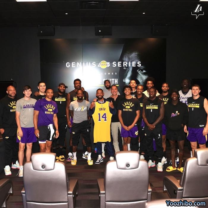 湖人全队合影出炉：影帝C位浓眉表情严肃 威少贝弗利怕挡住詹姆斯