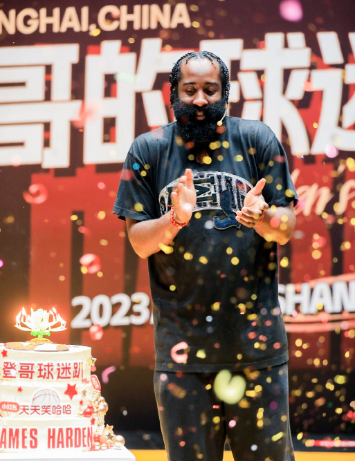 哈登中国行获赠礼物：兴奋回应全场高呼MVP 明显变胖露出大肚腩