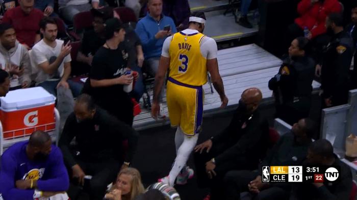 浓眉退赛内幕曝光：本想带病坚持打完比赛 无奈仅打8分钟被迫退赛