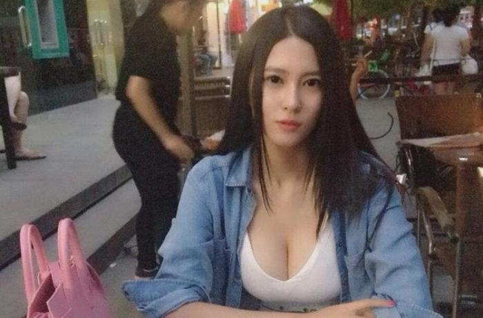 刘晓宇前女友秀腹肌拒谈篮球，两手空空，首钢500万先生太可怜