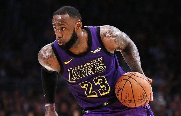 湖人新款球衣引热议！詹姆斯23号实物照曝光：黑色为主紫金为辅