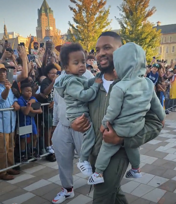 利拉德现身雄鹿球馆开练！两面总冠军旗帜抢镜 新赛季联手字母冲首冠