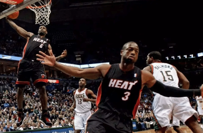 名人赛欢爆笑落幕：字母执教韦德队险胜 杰弗森身兼三职累瘫躺平