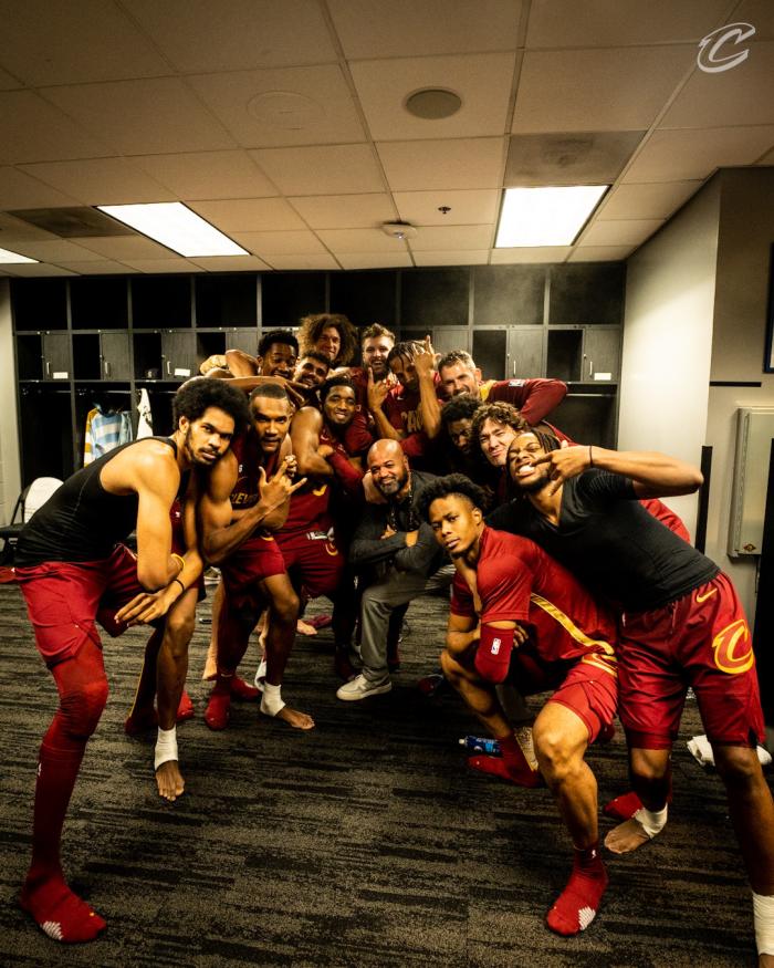 骑士更衣室狂欢曝光：乐福为主帅戴大金链子 全队疯狂庆祝八连胜