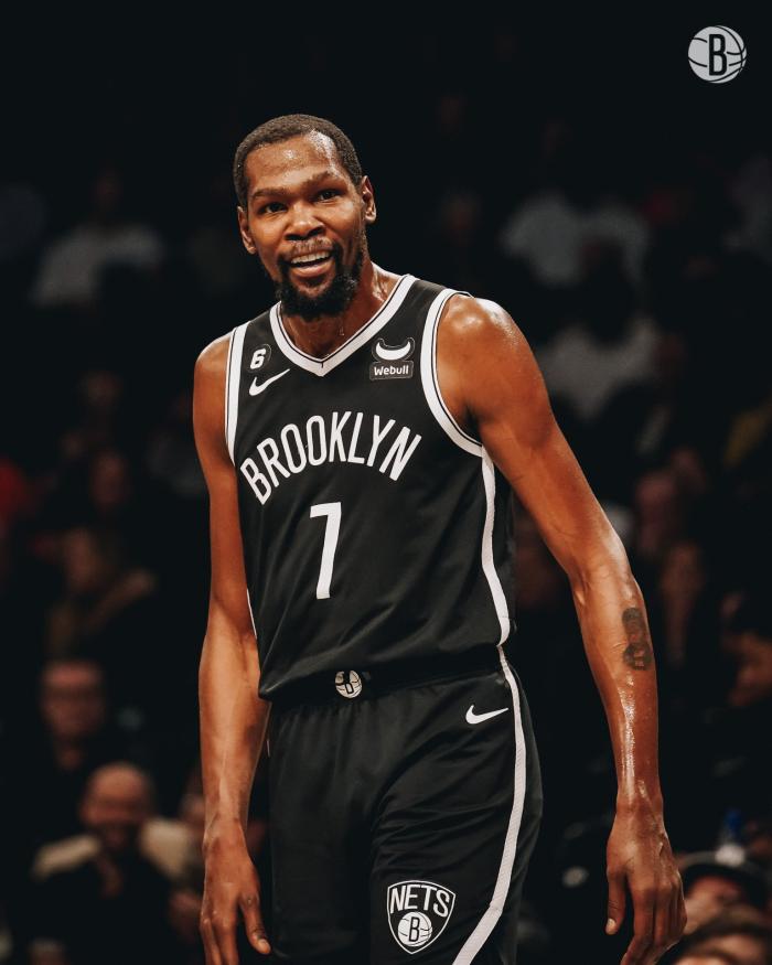 杜兰特三双狂刷纪录：29+12+12打爆尼克斯 提前4分钟打卡下班