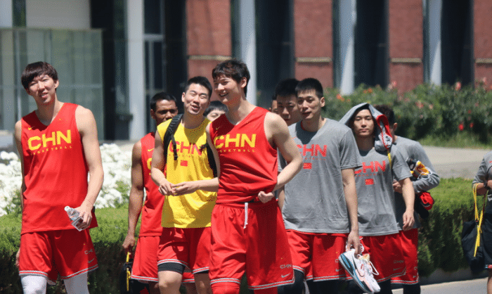 姚明探班中国男篮！与杜锋赵继伟热聊，高诗岩避暑方式太抢镜