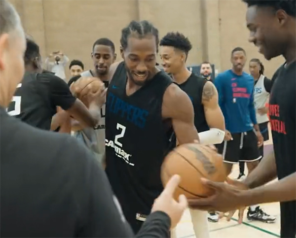 卢指导与球员打赌折返跑：小卡咧嘴大笑 全员干扰仍输并甘愿接受惩罚