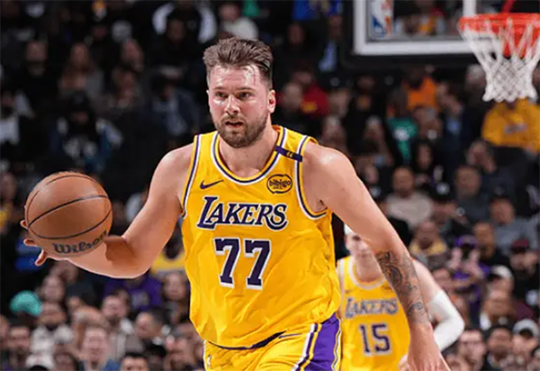 震惊！两裁判放任东契奇被恶意偷袭，美媒怒批要求保护球星