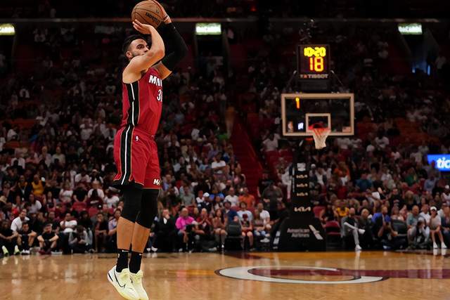 3年2千万！182万底薪硬汉逆袭，冠军教头真伯乐，3大首发白菜价