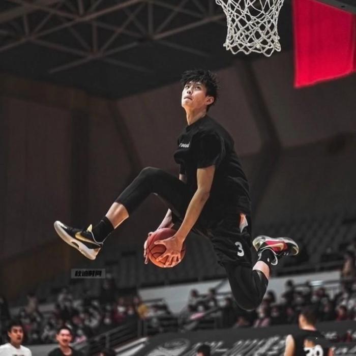 清洁工也能暴扣，王仕鹏：曾凡博天赋在美国一般，孙悦天花板