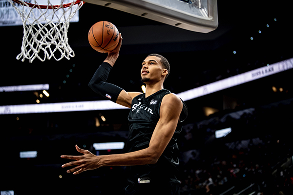 马刺公开赛：文班亚马27分钟仅9分输球 入场点燃球馆成圣城新宠