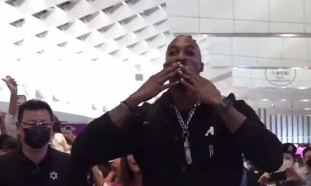 霍华德抵达中国台湾：向球迷送飞吻和空姐合影 19日首秀门票已告罄