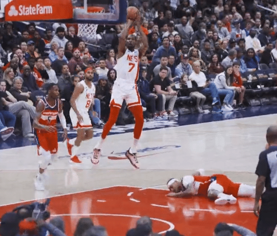 杜兰特晃趴对手太狠：点燃替补席征服客场 篮网官方高呼我的天呐