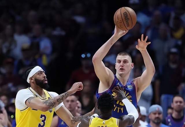 36-13！MVP抢爆湖人五小，浓眉哥怒摘2板，紫金军团绝望离场