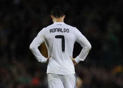 只有一个男人配的上这7号,那就是C罗