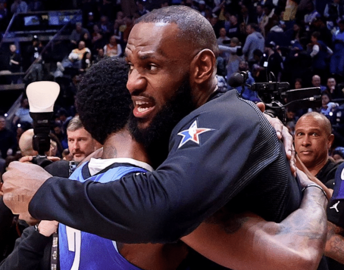 名记猜测詹皇全明星招募欧文！两人公开示好 湖人今夏或用浓眉换欧文