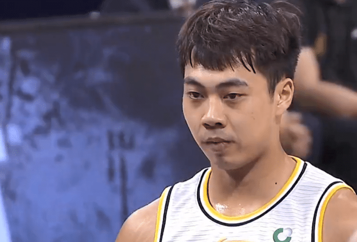 王哲林打不动奥卡福！广厦12比0压制上海，郭昊文失误后又违体