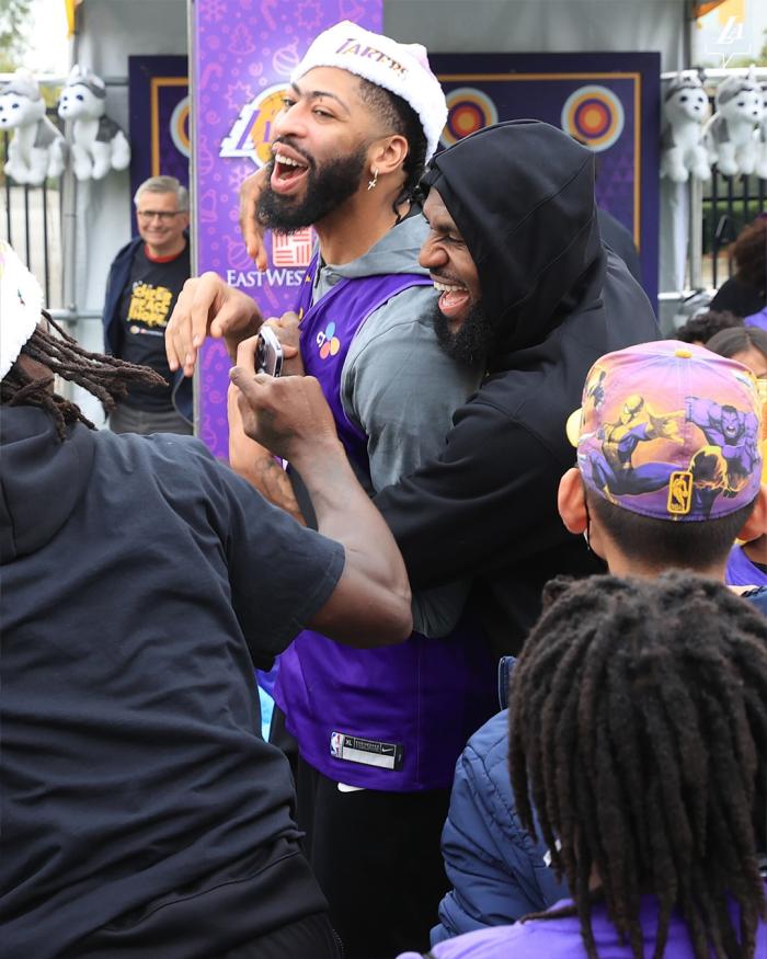 湖人举办圣诞活动：詹姆斯抱着浓眉开怀大笑 全队参加现场氛围太欢快