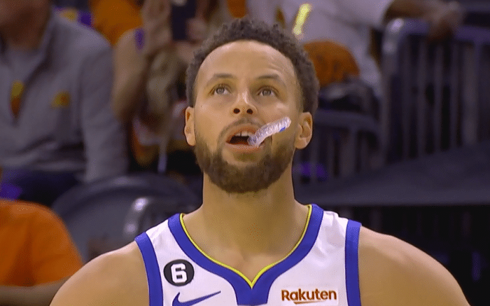 互飙垃圾话+肢体冲突！裁判6分钟吹罚7次技术犯规，克莱被驱逐