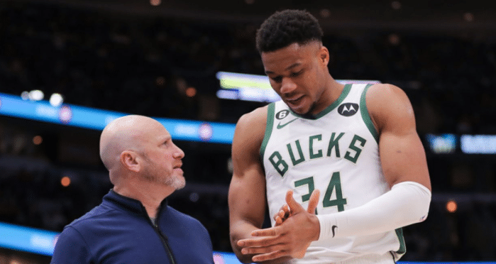 字母手腕检查结果：韧带扭伤免遭严重伤病 全明星赛后抱着詹姆斯庆祝