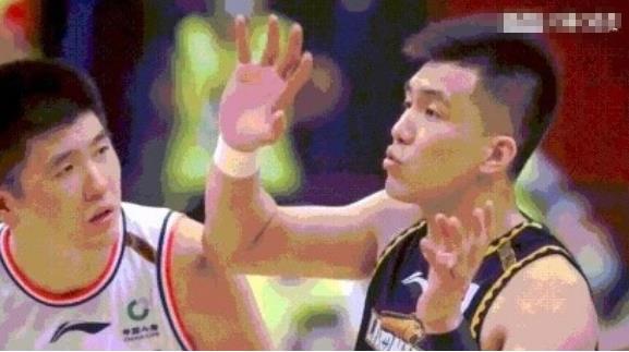 王薪凯破解郭艾伦战术图走红，张镇麟被偷亲，赵睿成香蕉搬运工