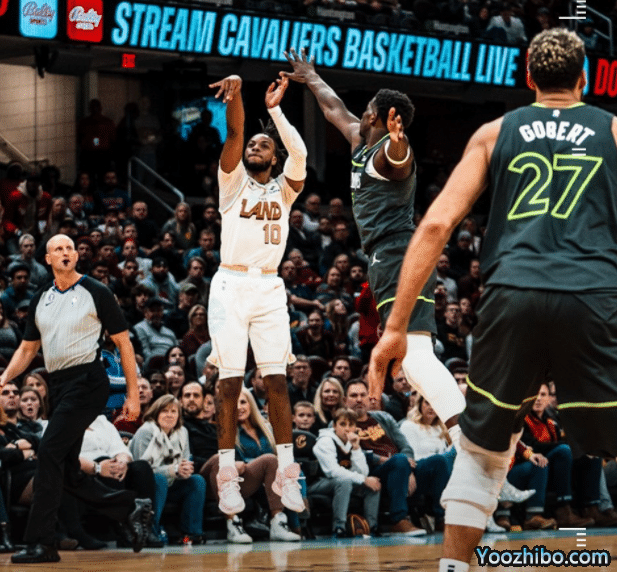 加兰超神51+10记三分狂刷13大纪录 末节27分气得怒拍技术台