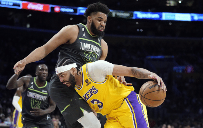 惨烈附加赛：浓眉险隔扣唐斯+场上险冲突 施罗德崴脚一瘸一拐离场