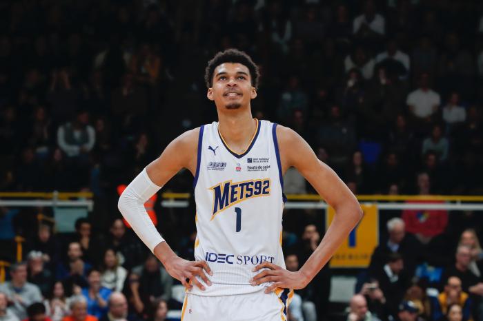 文班亚马常规赛最后一战轰22+9：双手砸扣终结比赛 准状元引热议