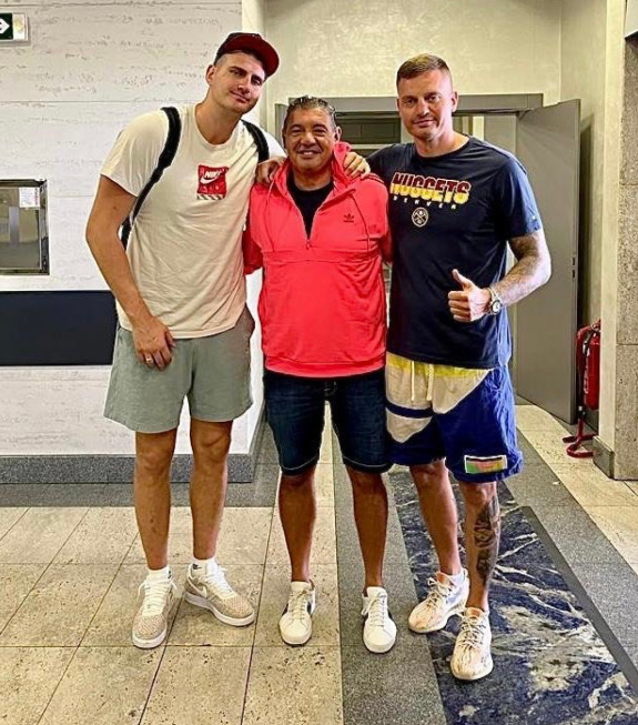 约基奇现身机场返回丹佛：未变胖且体型不错 回归率队冲击两连冠