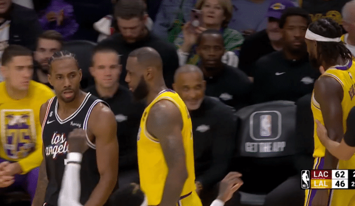 湖人半场落后快船23分：詹姆斯18+6一脸沮丧 小卡罕见露出笑容