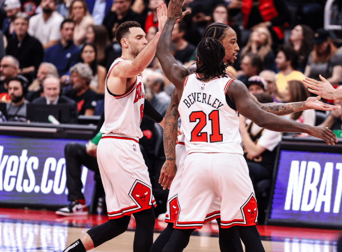 德罗赞一度怒撕毛巾泄愤：女儿全程尖叫干扰立功 拉文37分造大逆转