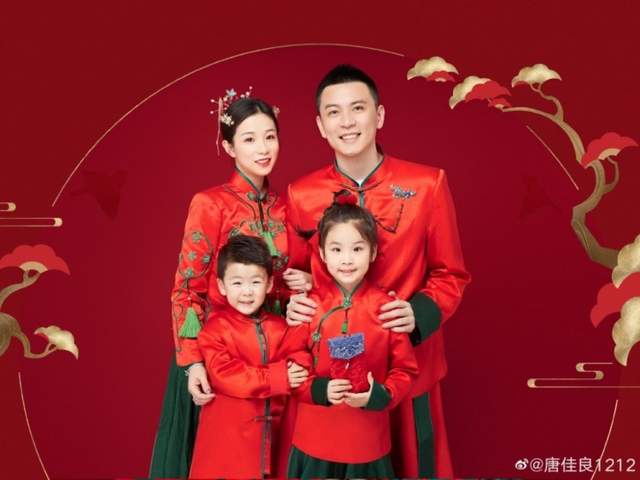 大赢家！杨鸣妻子晒全家福，郎才女貌一儿一女，疑似回击“小三”风波