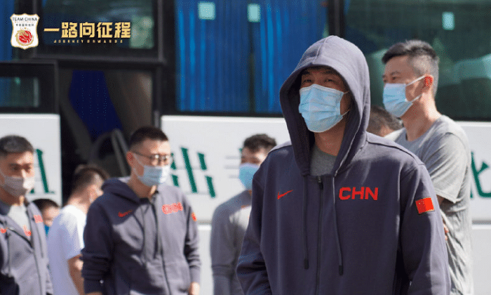 中国男篮集训欢乐多！郭艾伦被邀请踢足球，周琦用鸡蛋灌饼自黑