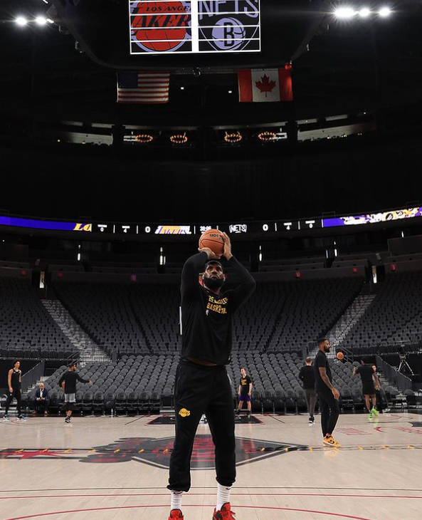 詹姆斯回归战篮网！湖人新首发出炉新援获重用 两员大将因伤休战