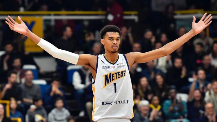 准状元文班亚马与罗斯等人合影！主帅：波波能成为他最好的导师