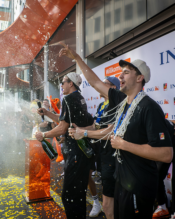 德国男篮回国庆祝夺冠！施罗德紧握奖杯尽享MVP呼声 众将狂喷香槟