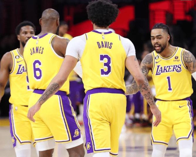 詹皇复出21+6连刷纪录：末节7分1帽统治比赛 加练罚球不愧真领袖