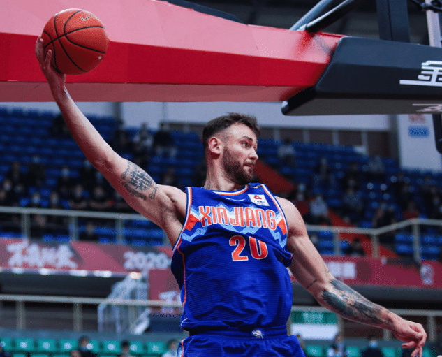 31+10！CBA奥尼尔11中10打爆周琦，这就是大魔王打不了NBA的原因