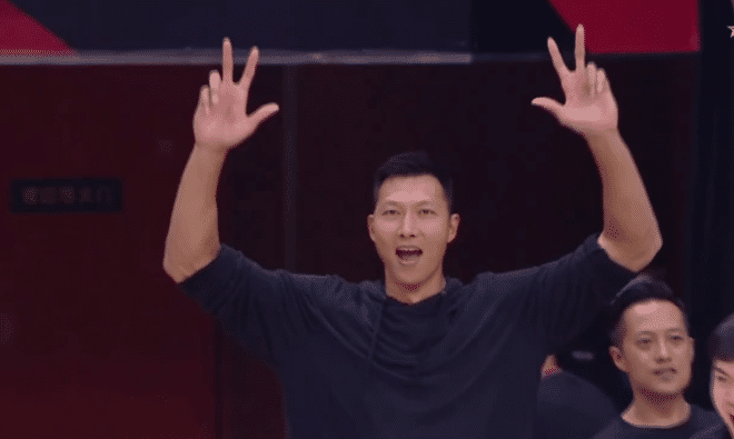 易建联的作用！场边欢呼+给队友打气，赛后赵睿送祝福太暖心