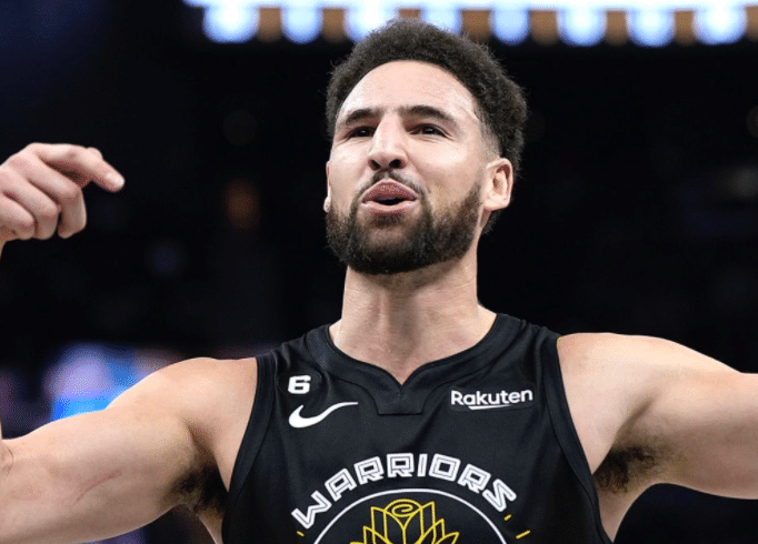 勇士官宣汤普森因伤退赛：左膝酸痛未在替补席 突然变阵悍将临时首发