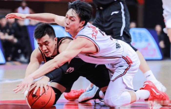 总决赛G1，一向淡定的朱芳雨为何会推开杜锋上前和裁判理论？